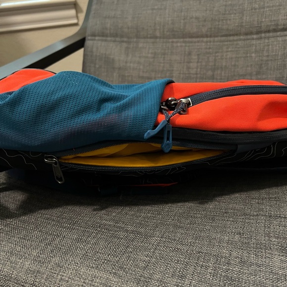 Eagle Creek Wayfinder 30L Backpack - Orange, Yellow, Navy - Picture 4 of 6